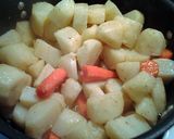 A picture of step 1 of potatoes and carrots stove top roast.