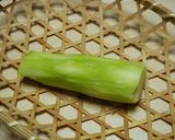 A picture of step 2 of [Farmhouse Recipe] Meat-Wrapped Broccoli Stalk.
