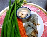 รูปขั้นตอนการทำที่ 2 ของ กุ้งผัดดอกหอม