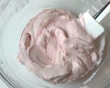 Foto del passaggio 5 della ricetta Torta alle fragole effetto gelato