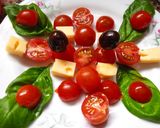 Foto del paso 3 de la receta: Ensalada de albahaca, queso, tomates cherry y aceitunas negras