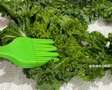A picture of step 3 of Crispy Kale Chips.