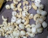 खोया काजू मखाना व्हाइट ग्रेव्ही (khoya kaju makhana with white gravy recipe in marathi) रेसिपी स्टेप 2 फोटो 