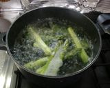 A picture of step 2 of Tsukune-style Chicken Patties with Asparagus.