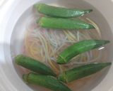 秋葵鮭魚鬆拌麵的食譜步驟1照片