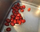 Une image de l'étape 2 de Salade de tomates cerises, concombre,câpres italiennes et basilic en fleur.