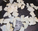 Foto del paso 3 de la receta: Tortilla de espinacas, ajos tiernos y bacalao
