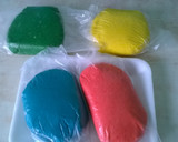 Foto del paso 3 de la receta: Alfajores de maicena de varios colores rellenos con mermelada 