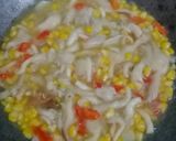 Foto langkah ke 4 dari resep Tumis Jamur Tiram Jagung Pedas.