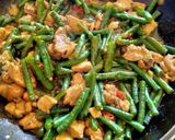 Foto langkah ke 6 dari resep Tumis daging ayam dan kacang panjang untuk diet rendah kalori.