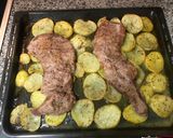 Foto del paso 3 de la receta: Secreto ibérico con miel al horno con patatas panaderas