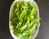 Foto del passaggio 2 della ricetta Cavatelli rigati e pesto di baccelli di fave con fave e piselli