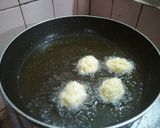 Foto langkah ke 4 dari resep Melt Cheese Rice Ball.