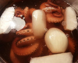 Foto del paso 4 de la receta: Pulpitos al ajillo, con patatas hervidas en su caldo