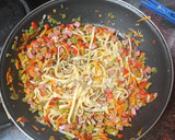 Foto del paso 3 de la receta: Salteado de pasta con mortadela y verduras