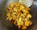 A picture of step 4 of Aloo Gobhi fry.