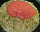Foto del paso 2 de la receta Merluza en salsa de tomate y pimiento verde