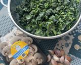 A picture of step 1 of Sautéed Spinach and Mushroom with Garlic.