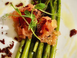 Espárragos verdes con tartar de tomate y crujiente de ibérico