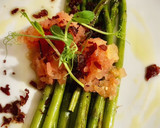 Foto del paso 3 de la receta: Espárragos verdes con tartar de tomate y crujiente de ibérico
