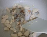 รูปขั้นตอนการทำที่ 2 ของ ผัดมักกะโรนีไก่,กุ้ง