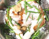 Foto langkah ke 1 dari resep Ayam Steam Daun Jeruk.