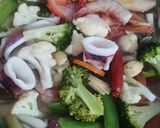 Gambar langkah 4 resipi Tom Yam Putih Jernih Seafood & Nanas.