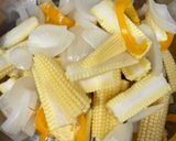 Hình bước làm 2 của món Cơm nhà với mực xào ngô bao tử, đùi bò rim tiêu, canh đu đủ thịt băm viên, đậu cove luộc rắc mè