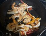 Foto del paso 6 de la receta: Emperador y Langostinos con Fideos Japoneses y Mantequilla de Ajo