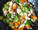 Foto del paso 3 de la receta: Salteado de pollo y verduras con arroz yamaní