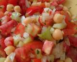 Foto del paso 2 de la receta “Trampó mallorquín”, ensalada de verduras y  garbanzos aliñada con Agua de Mar