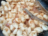 Ñoquis con harina leudante y salsa roja