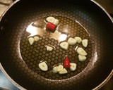 Foto del paso 2 de la receta: Langostinos y gulas del norte picantonas