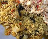 A picture of step 3 of Noodles with dry fish.
