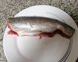 Foto del paso 1 de la receta Trucha al vino blanco con jamón y espárragos