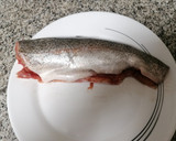 Foto del paso 1 de la receta: Trucha al vino blanco con jamón y espárragos