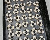 Foto del paso 4 de la receta: Pelotitas de futbol en galletitas pintadas