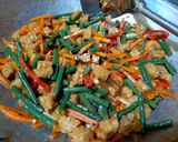 Foto langkah ke 5 dari resep Oseng Kacang Panjang, Wortel, dan Tempe.