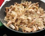 Foto del paso 3 de la receta: Espaguetis integrales con champiñones y butifarra negra
