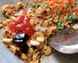 Gambar langkah 5 resipi Nasi Goreng Chicken Chop.