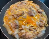 A picture of step 5 of Oyako-don: Japanese style chicken and egg bowl.