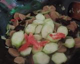 Foto langkah ke 5 dari resep Tumis Bakso, Labu Siam dan Oyong.