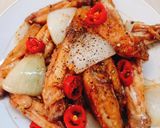 Hình bước làm 3 của món Cánh gà giữa xào mặn