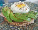 Foto del paso 5 de la receta Tostada con aguacate y huevo poche