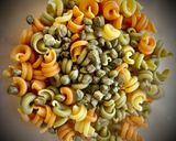 Foto del paso 1 de la receta: Trottole tricolore picante con bonito y alcaparras