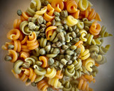Foto del paso 1 de la receta: Trottole tricolore picante con bonito y alcaparras