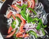 ऑमलेट पिझ्झा (omlette pizza recipe in marathi) रेसिपी स्टेप 1 फोटो 