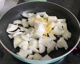Foto del paso 3 de la receta: Wok de fideos japoneses (udon noodles) (うどん) con langostinos al curry