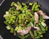 Foto del passaggio 2 della ricetta Riso nero mischiato con riso per insalate con asparagi e pollo 🤤