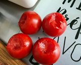 Une image de l'étape 2 de Salade de tomates et concombre à l’oignon rouge et persil.